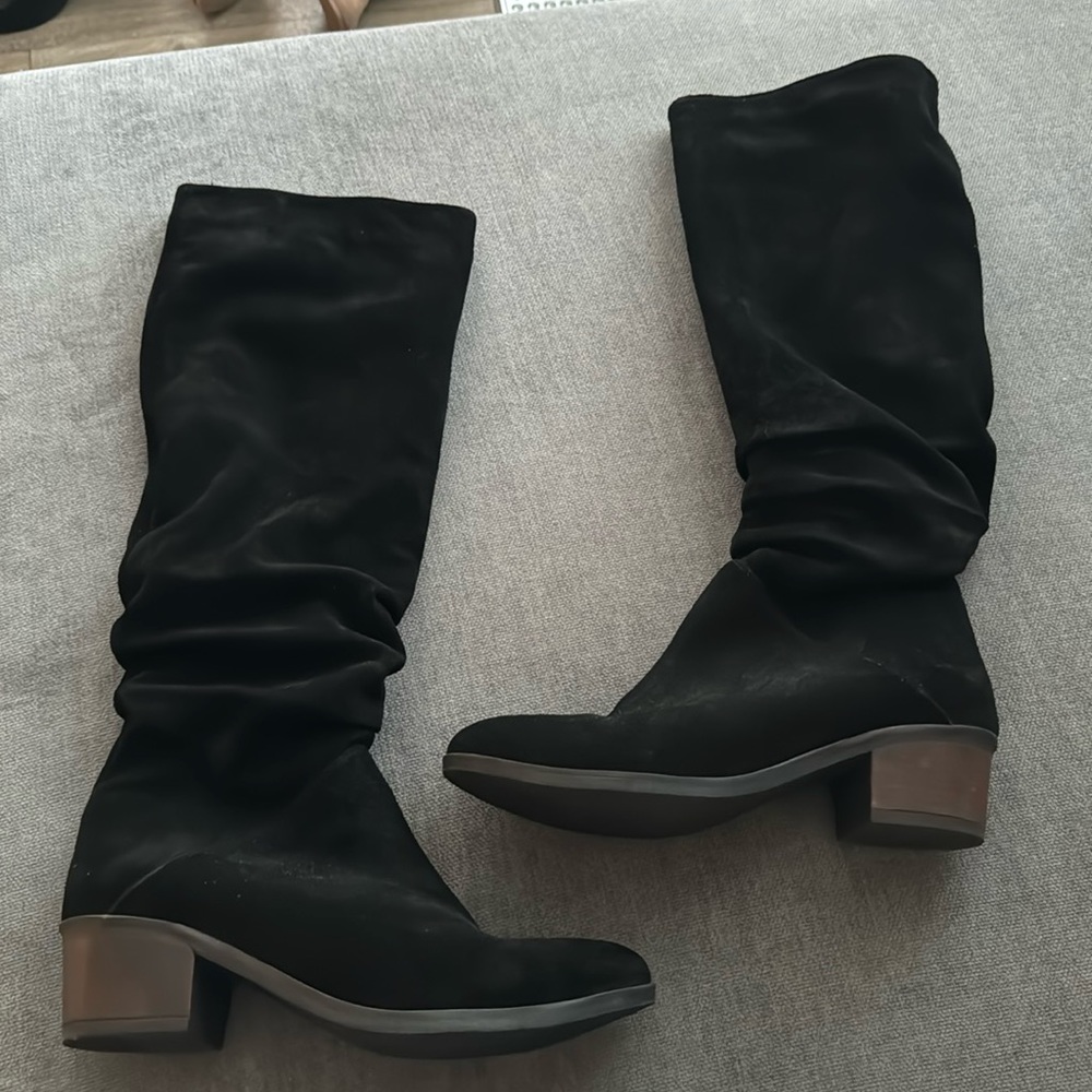 Suede boots